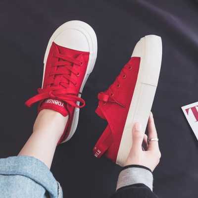 红条纹小白鞋怎么穿搭（白色中间带红条的鞋是什么）