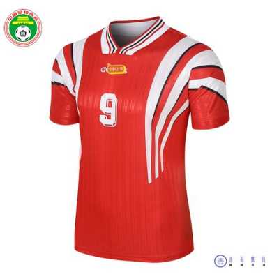 中国女足球服外套穿搭（女足球服装）