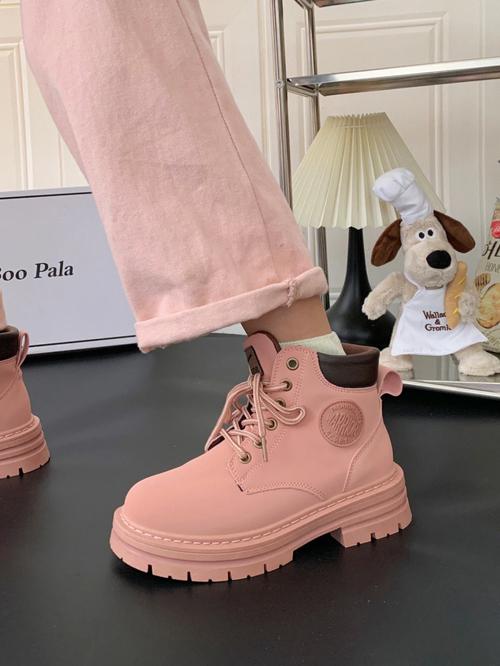 粉色马丁靴穿搭女生（粉红色马丁靴）