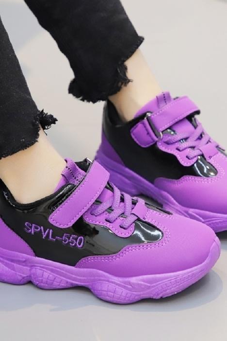 紫色运动鞋穿搭图片大全（紫色运动鞋子怎么搭配衣服图片）