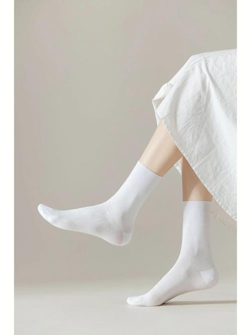 白色袜子的穿搭（白色袜子如何搭配）