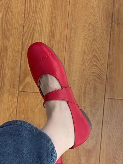 红色小皮鞋穿搭图片（红色皮鞋好看吗）